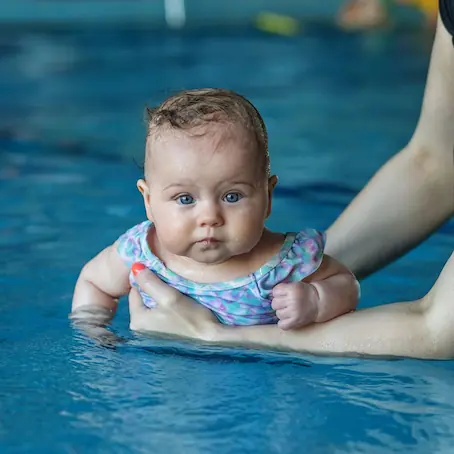nauka pływania niemowląt
